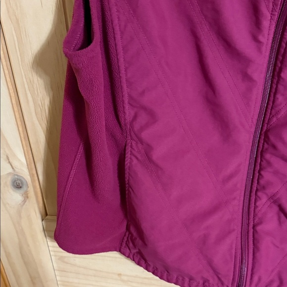 Columbia Women's Burgundy Vest - Picture 5 of 5